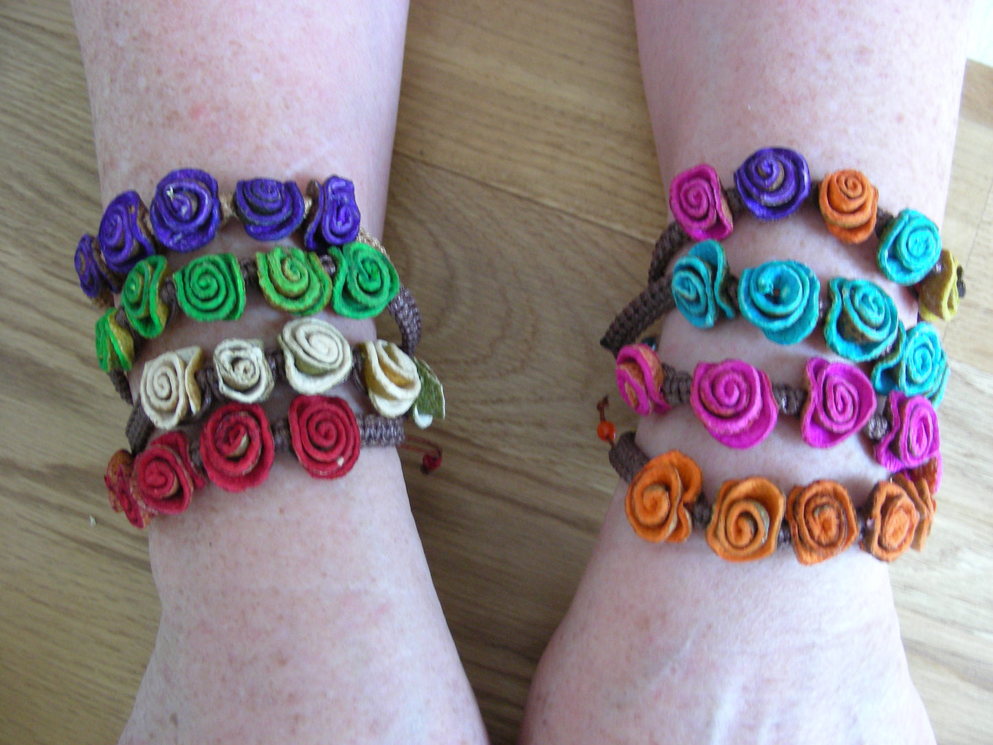 Armband mit Röschen aus getrockneten Orangenschalen