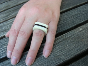 Quadratischer Ring aus Pflanzenelfenbein (Tagua) und Tucuma