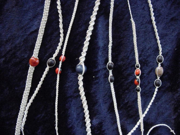 Arm- und Halsschmuck aus Palmfasern und Samen