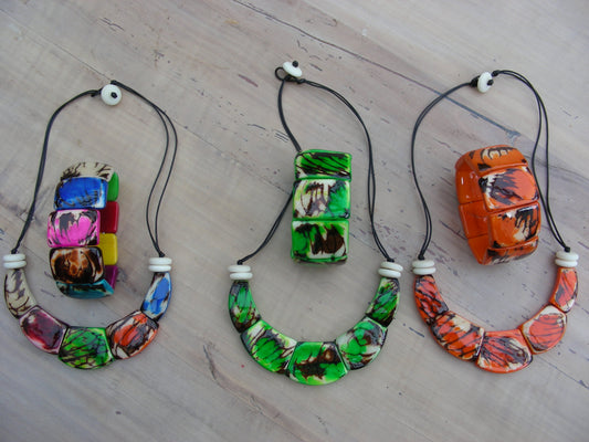 Halsketten-Sets aus marmorierter Tagua mit passenden Armbändern